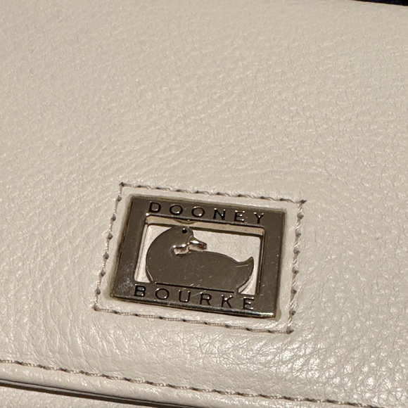Dooney & Bourke Cream Leather Bag - Picture 2 of 14
